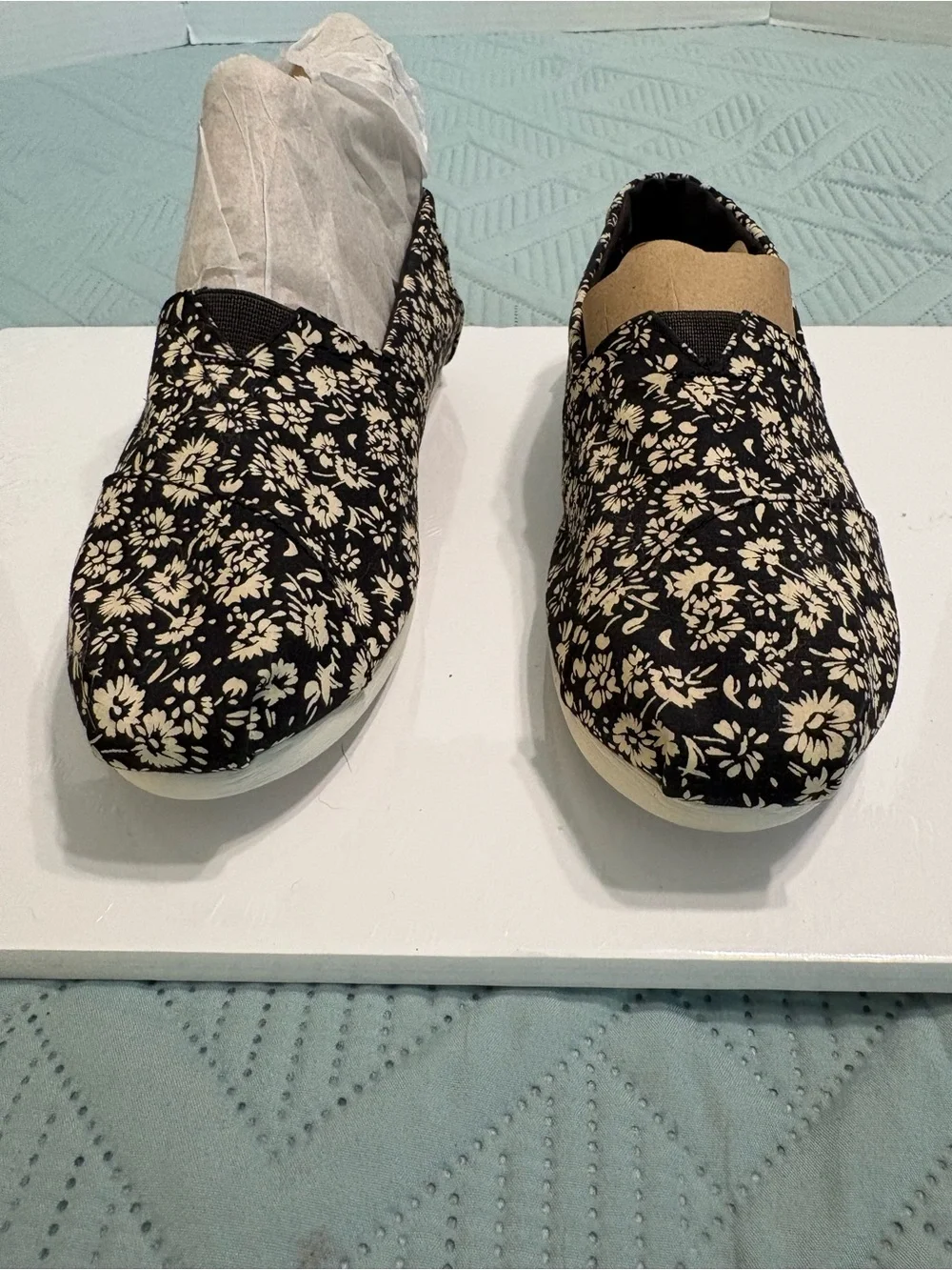 TOMS Classic Women’s Black & Cream Alpargata Flats Daisy Pattern Size 8